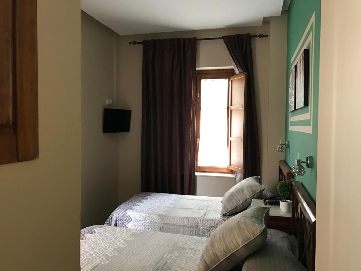 Hostal Puerta Carmona Seville Ngoại thất bức ảnh